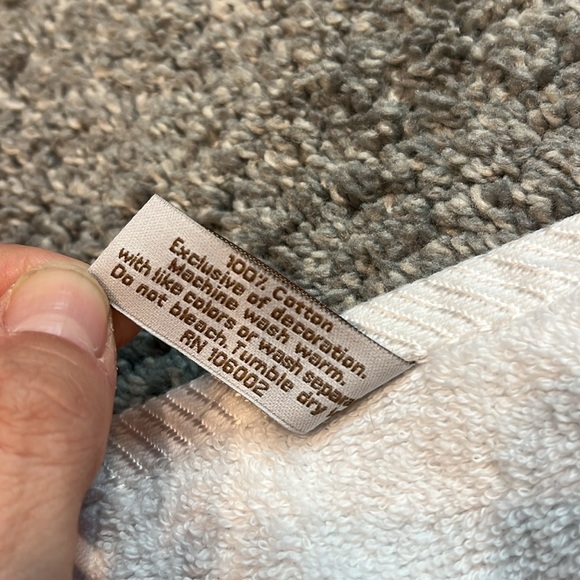 Glitz & Glimmer | Elegant White Towels with Snowflake Embroidery - Picture 6 of 8